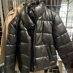 Pufferjacka i skinn (ej äkta) - Från primark, storlek 40-42 (liten i storlek), använd en gång