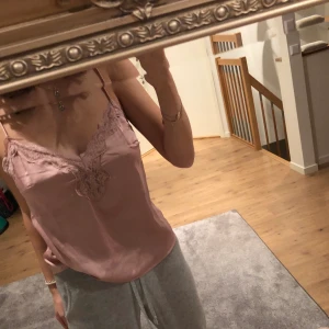 Siden linne storlek S - Knappt använd nyskick! Passar löst så om man har m så passar den oxå. 