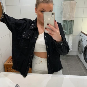 Svart jeansjacka Zara! - Snygg jeans jacka från Zara, köpt förra sommaren och är sparsamt använd. Frakt kostnad tillkommer 🖤🖤