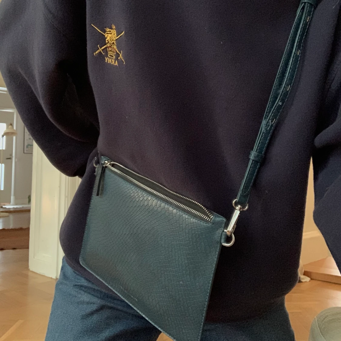 mörkblå/grön väska