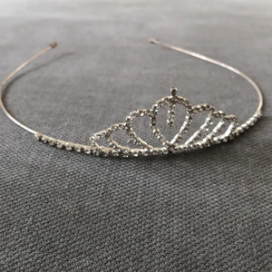 Tiara  - Använd en gång på bal. Köparen står för frakt 🌹