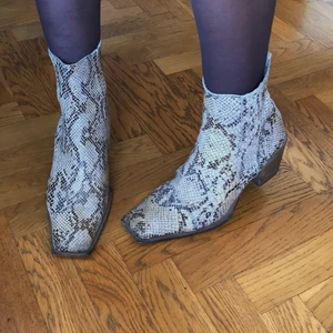 Vintage snakeprint boots - Coola boots med snakeprint. Snygg lite fyrkantig tå och en klack på 6,5 cm. Lite slitningar jag kan skicka tydliga bilder på men överlag fina. Färgen är mest korrekt på de två sista bilderna! Frakt tillkommer 💞💞💞