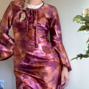 70s klänning!  - Kolla bild tre på hur den reflekterar i ljuset. Köpt second hand, utan något slitage! Storlek mellan 26-38 beroende på vilken passform en vill ha🌸  •köparen står för frakt•