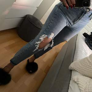Mom jeans i en mer slim modell med slitningar fram och bak. Strl 36, köpta i uk. Köparen står för frakt💙