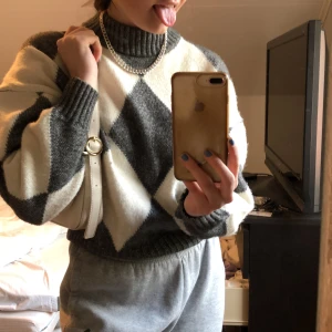 Snygg stickad - Snygg rutig stickad tröja från hm, inte min still längre så säljer den istället. Säljer för 60 + frakt