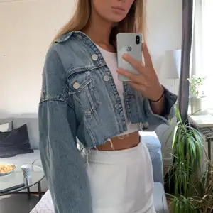 Boxy, oversize avklippt jeansjacka från Zara. Strl S. Sparsamt använd och som ny!