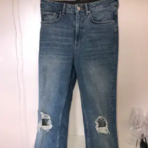 Blå högmidjade raka jeans från Gina Tricot i modellen LEAH, storlek 36, använda 2-3 gånger