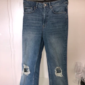 Blå raka jeans - Blå högmidjade raka jeans från Gina Tricot i modellen LEAH, storlek 36, använda 2-3 gånger