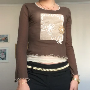 Brun Meshtröja - Supersöt brun meshtröja med blommotiv och flareärmar från Street One 🤎