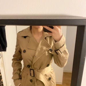 Beige Hm Kappa - En kappa i perfekt skick. Storlek 34 men kan passa 36 också för den är stor i storleken