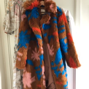 Kappa i fuskpäls NLY TREND - Kappa i fuskpäls från NLY TREND. Väldigt sparsamt använd, har mest hängt i en garderob. Ena fickan är lite trasig, vilket den varit sedan jag köpte den. Borde inte vara så svårt att laga. Fri frakt!