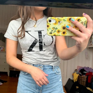 Calvin Klein t-shirt - Väldigt fin Calvin Klein t-shirt, knappt använd så väldigt gott skick. Nypris 500kr. 