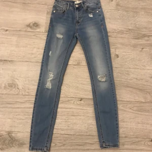 Jeans med slitning - Jeans med slitning. Hög midja, skinny jeans. Använda 2-3 gånger. Storlek 32. Vid intresse kan eventuellt fler bilder skickas.