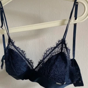 Bralette  - Säljer vidare den sjukt fina mörkblå bralette från Lindex som jag köpte här på Plick, då den tyvärr var för liten för mig  (brukar ha S annars) :(  Köparen står för frakten eller så kan vi förhandla genom att höja pris som inkluderar frakten 🥰