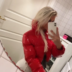 Lackjacka   - Supersnygg röd lackjacka från PLT. Endast använd 2 gånger. Köparen står för frakt 