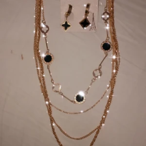 Van Cleef set - Halsband + örhängen säljes i nyskick. 