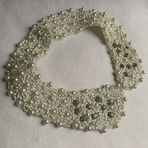 Krage - Snygg bit krage som är lätt att sätta på och dekoration. 