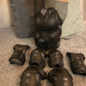 Blandade skydd - FIREFLY - stl M - JUNIOR blandade skydd stl M ... 2 st. Oanvänd! 100 kr/st