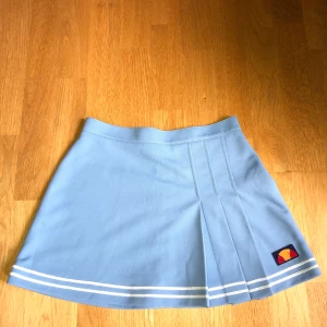Ellesse tenniskjol - Säljer nu den mest perfekta tenniskjolen från Ellesse. Tyvärr passar den inte mig längre och måste säja😢 Det står ingen storlek i då den är vintage men den passade mig när jag var ungefär en storlek 34/xs🥰