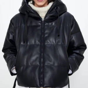 Jacka från Zara - Säljer pga aldrig kommer till användning. Använt den ca tre gånger så jättefint skick!  