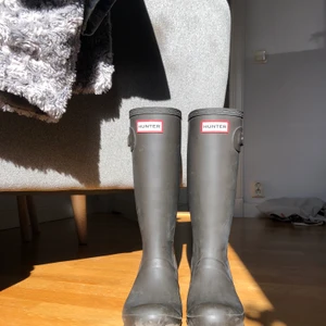Hunter stövlar - Säljer ett par stövlar från Hunter. De är ganska skitiga eftersom de använts en gång i lera. Hade inte tid att rengöra de när bilderna togs men kan skicka bilder när de är rengjorda. Man kan inte se att de är använda. 