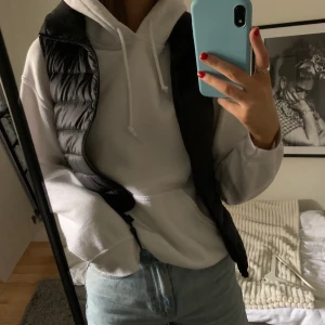 Svart väst - Super bekväm svart väst från Uniqlo, använd bara ett fåtal gånger men känner att den inte kommer till användning. Som ny. Nypris 599kr. Pris+frakt. 