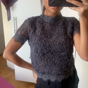 Topp från zara  - Snygg partytopp från Zara, storlek S, köparen står för frakten🌸🌟