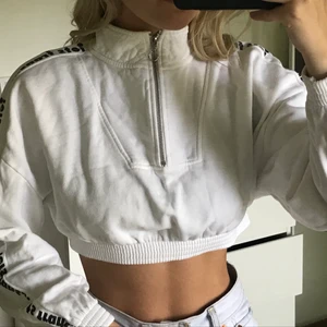 Urban Outfitters Cropped sweatshirt  - Supersnygg croppad sweatshirt från Urban Outfitters, storlek M. Endast använd 2 ggr. Köpt för cirka 600 kr. Frakten ingår i priset! ☺️ 