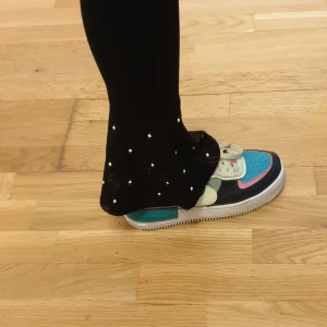 Leggins med detalj - Coola pärlor vid slutet, storlek xs, cotton😁😁 + frakt 63kr