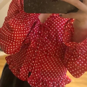 Prickig blus från Bik Bok - En röd och vit prickig blus med små volanger ner till, bra skick🧡frakt tillkommer