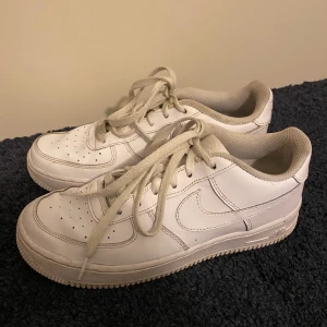 Air force 1 - Säljer mina air force 1 pga. får ingen användning av dem längre. Är i väldigt bra skick, inte använda mycket alls och inte slitna. Köpta för 1100kr och säljer för 700! Storlek 39🦋 (pris kan diskuteras)