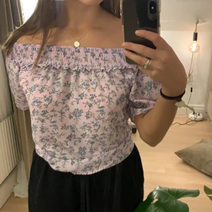 Lila blommig blus  - En fin blus från Bikbok. Blusen har en resår och en liten volang (se sista bilden) frakt tillkommer!