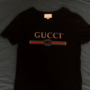 Gucci T-shirt -  aldrig använd bara testad Condition 9/10, tagsen är borttagna Storlek : Small, sitter något stort Kvitto finns