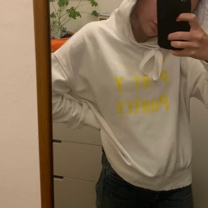 Baum und Pferdgarten hoodie - hejsan!! säljer en superfin baum hoodie med trycket poetry 💛 jag köpte den för några månader sen för 949kr och säljer för 340kr . köpare står för frakt! 