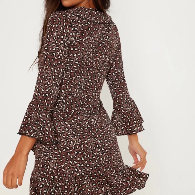 Säljer en ny klänning i leopardmönster i storlek S. Säljes pga fel storlek . Klänningar.