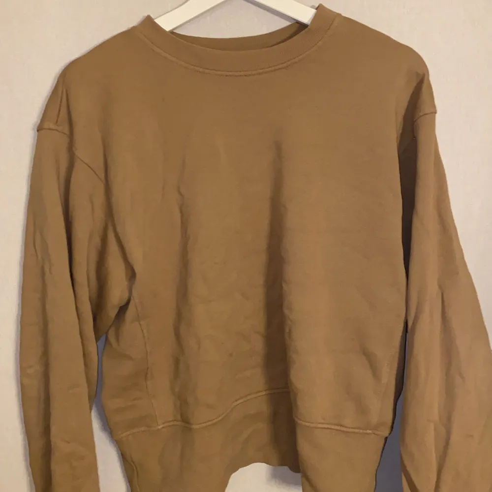Snygg colage tröja från bikbok med mycket mudd i ärmar samt vid tröjans slut. Den har ett tryck på baksidan ett oranget D.. Tröjor & Koftor.