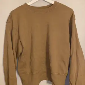 Snygg colage tröja från bikbok med mycket mudd i ärmar samt vid tröjans slut. Den har ett tryck på baksidan ett oranget D.