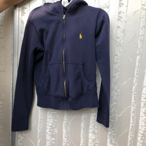 Ralph lauren hoodie - Hej! Säljer min Ralph Lauren Hoodie, den har dragkedja. Storlek M men passar xs/s. Skriv för fler bilder:)🌸