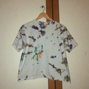 Tiedye t-shitt - En tiedye t-shirt köpt secondhand. Jag har klippt till den själv så nu är den inte lika lång som tidigare men fortfarande oversized. Från början XXL men nu snarare L