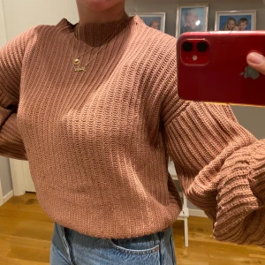 Gammelrosa stickad tröja - (Bilderna är på min syrra) Gammelrosa stickad tröja från NA-KD. Storlek S och förstår för mig som är XXS-XS. 100kr och i bra skick. Frakt tillkommer