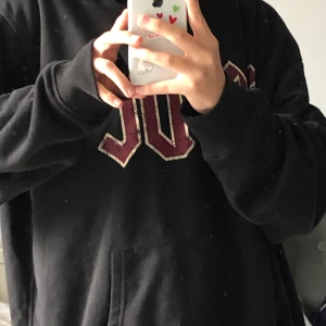 AC/DC hoodie  - en superhärlig och cool AC/DC hoodie med tryck på framsidan och baksidan från HM. Storlek XL, men passar nog från M med beroende på hur man vill att plagget ska sitta❤️ frakt ingår ej, Kram❤️