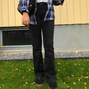  - Lågmidjade jeans från Flash jeans, rak modell. Stl 38 men funkar för både 36 och 40. Buda i kommentarerna vid intresse!