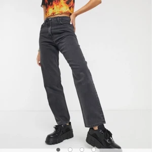 Svarta momjeans  - Säljer ett par helt nya jeans från collusion som jag beställde från asos. Jeansen är endast testade! Storlek 28/36, lite långa på mig som är 172 men går säkert att klippa kortare om man vill, skriv privat för egna bilder💕 