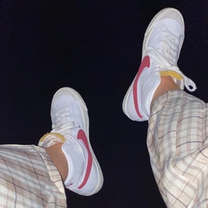 Skor - ✨ Skitsnygga Nike blazer skor. Köpte bara för någon månad sedan för 900 så tänker mig att priset nu ligger på 700 plus frakt. Man kan också buda i kommentarerna ✨