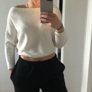 Vit topp - En super fin vit tröja från nakd med off shoulder, skit snygg men har blivit lite för liten för mig tyvärr