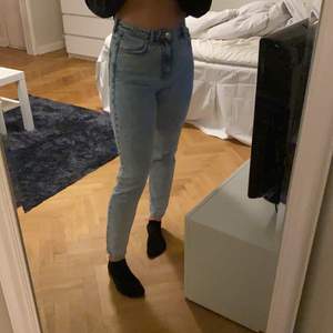 Säljer dessa snygga jeans från Gina, de är använda men skulle inte säga att det finns några som helst slitningar eller några andra fel! Säljer pga att jag har ett par liknande😋 hör av er om ni vill ha fler bilder eller om ni har några frågor🥰.                                Nypris:499, mitt pris: 200 inkl frakt❣️