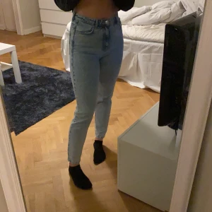 Gina Dagny Mom jeans i strl 36 - Säljer dessa snygga jeans från Gina, de är använda men skulle inte säga att det finns några som helst slitningar eller några andra fel! Säljer pga att jag har ett par liknande😋 hör av er om ni vill ha fler bilder eller om ni har några frågor🥰.                                Nypris:499, mitt pris: 200 inkl frakt❣️