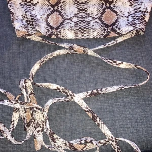 Topp med snörning XS-S - Helt ny topp med snörning säljes. Storlek XS-S. Hämtas upp i Malmö, värnhem  