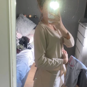 Säljer en jätte fin lång kofta  - Koftan är lång. Och kan has till allting. Den är i jätte fint skick. Använd en gång. Pris kan diskuteras! Skriv till mig ☺️☺️ jag betalar frakt 