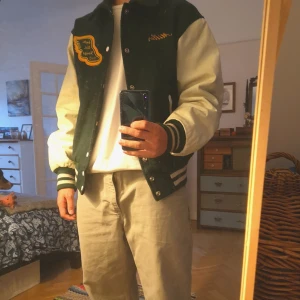 Vintage varsity jacka - Tja vill sälja denna tvärfeta varsity jackan, fits s-m, cond :endast General wear no flaws vintage cond, tänker budgivning från 500 kr, minsta höjning 50 kr avslutas om 4 dagar! Köp direkt för 1200 kr plus frakt. Buda i KOMMENTARERNA! 